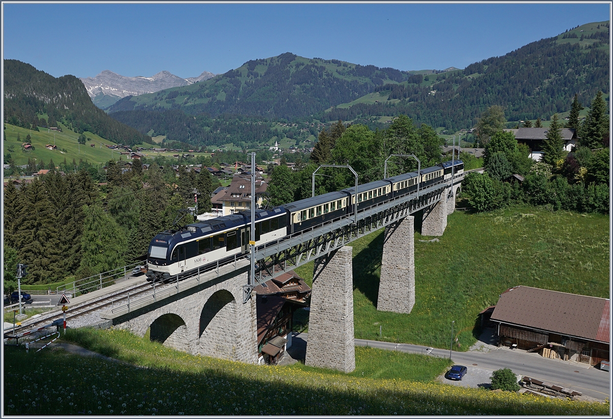 Der MOB GoldenPass Belle Epoque Regionalzug auf dem Weg nach Zweisimmen dem 109 Meter langen Grubenbach Viadukt bei Gstaad.

2. Juni 2020