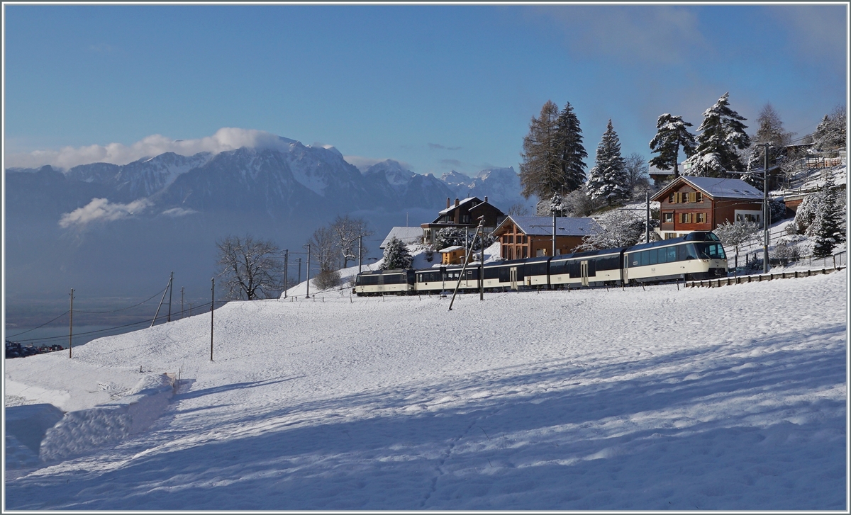 Der MOB GoldenPass Panoramic Express bei Les Avants. 

2. Dez. 2020