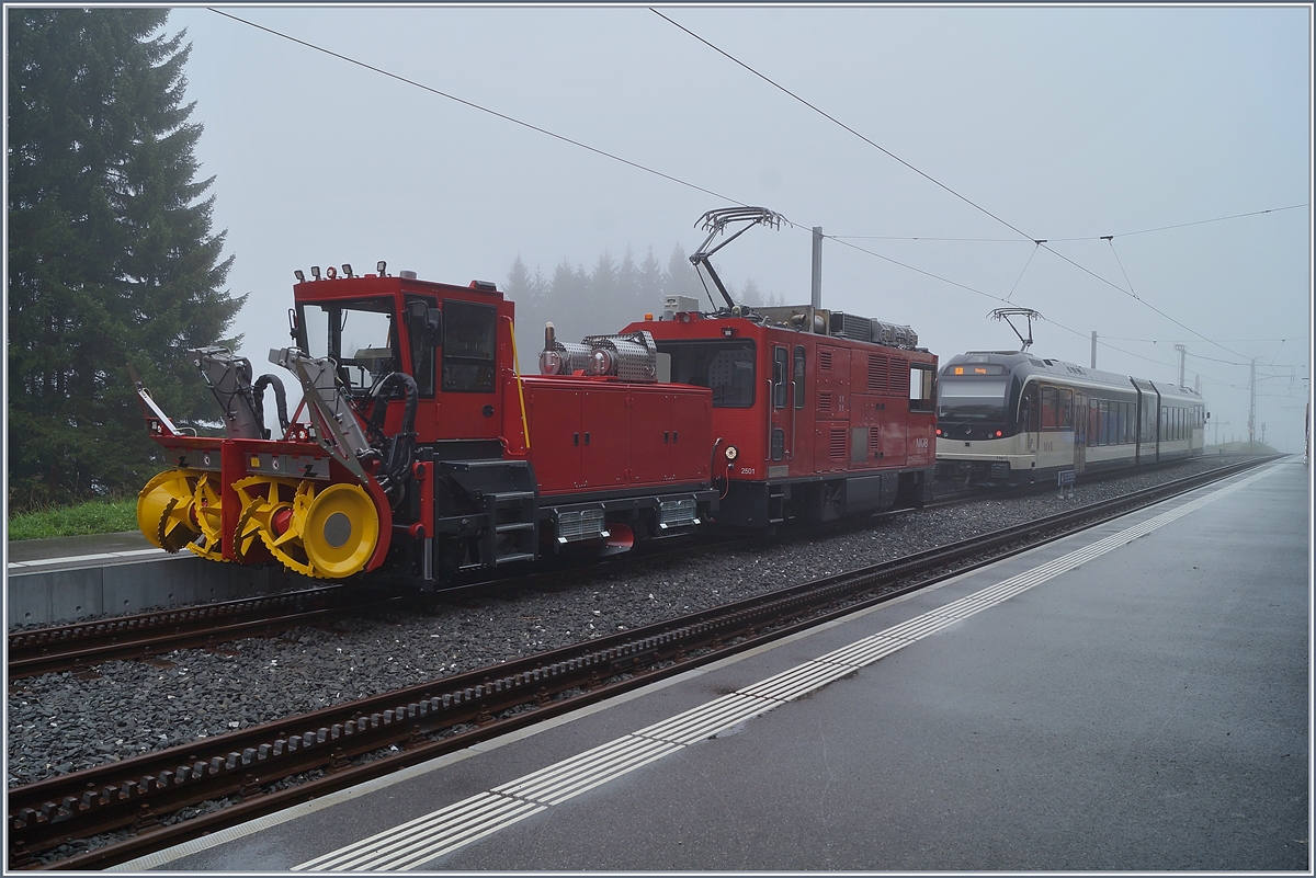 Der MOB HGem 2/2 2501 mit einer Schneefräse auf Testfahrt auf dem Les Pleiades.

2. Okt. 2019