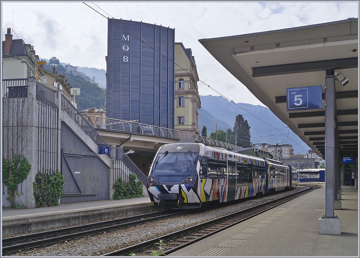 Der MOB  Lenkerpendel  bestehend aus ABt 341, Be 4/4 5001 und Bt 241, von Sara Morris für das 2017, www.elevation1049.org als  Monarch gestaltet, in Montreux.

26. April 2020