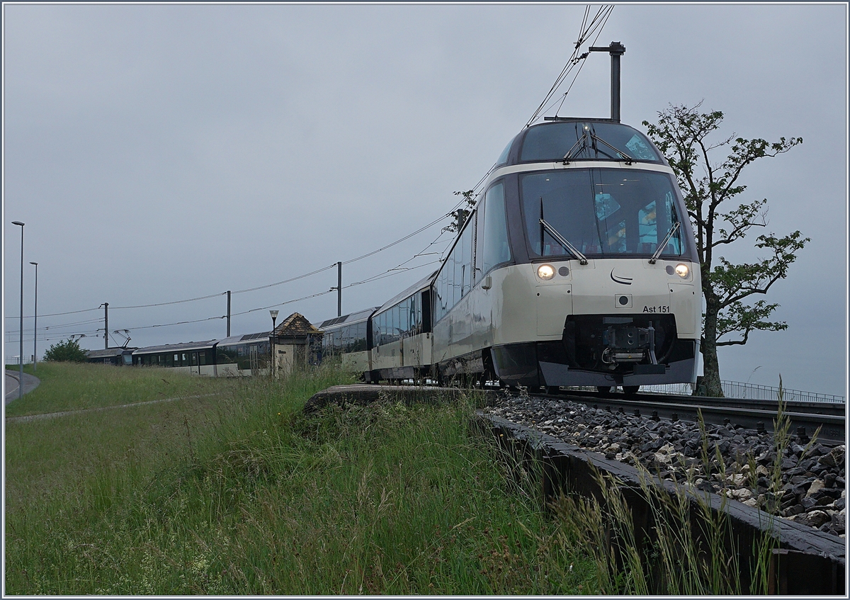 Der MOB Panoramic Express von Montreux nach Zweisimmen bei Le Châtelard VD. 

15. Mai 2020