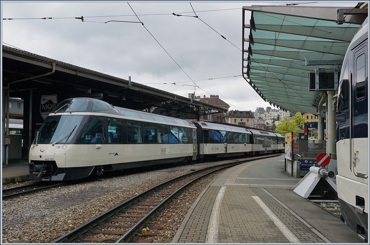 Der MOB Panoramic Express wartet in Montreux auf die Abfahrt.

14. Mai 2020