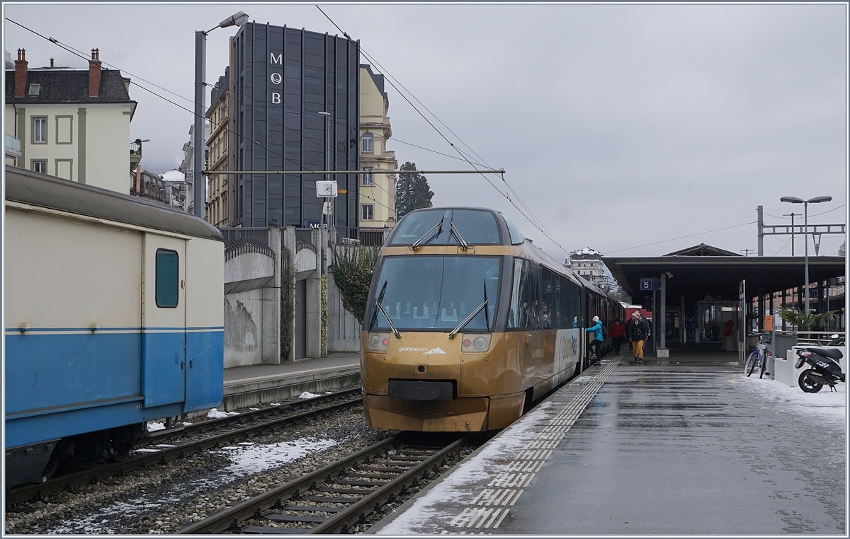 Der MOB  Paradezug  Goldepass-Panoramic Express wartet in Montreux auf die Abfahrt nach Zweisimmen. 

3. März 2018