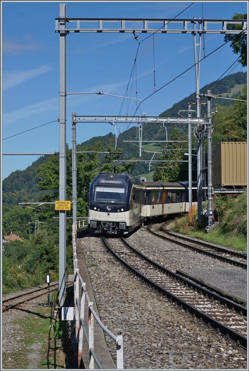 Der MOB Serie 9000 ABe 4/4 9302  Alpina  erreicht mit seinem Regionalzug von Zweisimmen nach Montreux den Bahnhof von Chamby . 

14. Sept. 2025