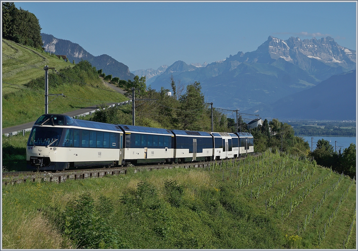 Der MOB Zug der Zukunft: ein  Alpina  Be 4/4 (oder ABe 4/4) Serie 9000 mit zwei bis drei Panorama Wagen und einem der vier Steuerwagen bilden ab dem Fahrplanwechsel das Grundkonzept des Verkehrs zwischen Montreux und Zweisimmen. Im Bild der MOB RE 2229  Golden Pass MOB Panoramic  von Zweisimmen nach Montreux kurz nach Planchamp mit dem Ast 151 Steuerwagen am Zugsschluss. 

8. Juli 2020