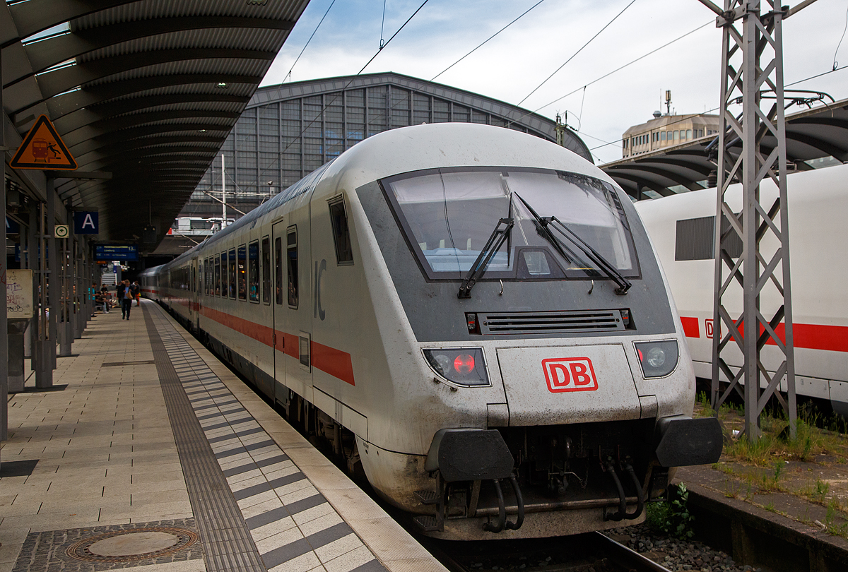 Der modernisierter klimatisierte 2. Klasse InterCity-Steuerwagen D-DB 61 80 80-91 148-9 der Bauart Bpmmbdzf 286.1 (ex Bpmbdzf 296.1) der DB Fernverkehr AG, am 16.05.2022 am Zugschluss an einem IC im Hbf Hamburg.

TECHNISCHE DATEN: 
Baujahr: 1998
Hersteller: PFA Weiden (Partner für Fahrzeugausstattung GmbH)
Spurweite: 1.435 mm
Länge über Puffer: 26.400 mm
Wagenkastenlänge: 26.100 mm
Wagenkastenbreite: 2.825 mm
Drehzapfenabstand: 9.000 mm
Achsstand im Drehgestell: 2.500 mm
Drehgestellbauart: SIG 725, SIG 726
Leergewicht: 48 t
Höchstgeschwindigkeit:  200 km/h
Zulassungen für: D, A, H, CZ, CH und F
Sitzplätze: 32 (2. Klasse) und 2 Rollstuhlplätze
Mehrzweckabteil: für bis zu 16 Fahrräder
Toiletten: 1, behindertengerecht, geschlossenes System
