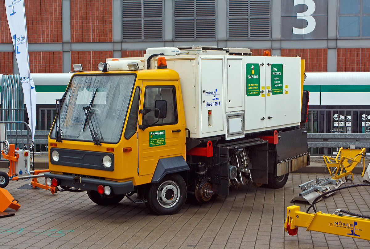 
Der Mser Ro-V 149.3, ein leichtes Zwei-Wege-Schienenschleiffahrzeug, das auf der Inno Trans 2014 in Berlin (hier 26.09.2014) prsentiert wurde. Das gezeigte Fahrzeug ist bei der Fa. SPAW-TOR aus Polen im Einsatz.

Das von der Firma Mser Maschinenbau GmbH (Rochlitz) neu entwickelte 2-Wege-Schienenschleiffahrzeug Ro-V 149, ist ein kompaktes Fahrzeug welches sich zum Reprofilieren, Riffelschleifen und Walzhautschleifen sowie fr Kontaktschliff eignet. Die Schleiftechnik beinhaltet 6 separat bewegliche Spindeleinheiten, davon 4 Stck fr Topfscheiben und 2 Stck fr Umfangsscheiben. 

Das Fahrzeug fhrt im Gleis, wie auf der Strae per Hinterachsantrieb, denn der Hauptrahmen wird beim Eingleisen vom Schleifaggregat hydraulisch angehoben und die als Schwinge gelagerten Hinterrder samt Hinterachse und Fahrmotor werden pneumatisch abgesenkt und ans Gleis gedrckt. Die Energieversorgung gewhrleistet ein 100 kW starker Dieselgenerator, welcher im mittleren Teil des Fahrzeuges platziert ist. Der Fahrantrieb sowie der Antrieb der einzelnen Schleifspindeln erfolgen mittels Umrichter gesteuerten Elektromotoren (je 7,5 kW, temperaturberwacht), wobei der Fahrmotor mit einer Fremdbelftung ausgestattet ist. Die 4 Stirnschliffspindeln sind aufgrund des geringen Bauraumes als Motorspindeln ausgefhrt, whrend die beiden Umfangsspindeln Kompakteinheiten mit Poly- V- Riementrieb und Motor bilden um mglichst groe Schwenkwinkel zu realisieren. Daher ist es mglich, neben Fahrflcheund Fahrkante auch den Rillenboden zu beschleifen.

Die Horizontal- und Schwenkverstellung der einzelnen Supporte bernehmen elektrische Linearantriebe und der Vorschub ist proportionalgesteuert (pneumatisch), so dass der Bediener keinerlei Hebel oder Handrder mehr zu bedienen hat ,sondern von einer tragbaren Fernbedienung (Funktionssteuerung ber SPS) aus arbeiten kann.

Die Spurweite ist fr alle gngigen Schienennetze einstellbar. Dabei ist jederzeit die exakte Fhrung der Schleifmaschine durch die beiden stabilen U-Rahmen, die bronzebeschichteten Laufbuchsen und der bewhrten von uns entwickelten pneumatischen Spreizvorrichtung zum Ausgleich von Spurmaabweichungen gesichert. Des Weiteren ist die Ro-V149 mit einer leistungsfhigen Prozessabsaugung ausgerstet, welche in Kombination mit der Einhausung des Schleifaggregates und dem groen Filter optimalen Schutz vor Schleifstaub bietet.                 

Technische Daten:
Lnge: 4.800 mm
Breite: 1.700 mm
Hhe ber Schienenoberkante: 2.420 mm
Achsabstand Straenfahrwerk: 2.690 mm
Achsabstand Schienenfahrwerk: 1.470 mm
Gesamtgewicht: 5.500 kg
Installierte Leistung (Stromerzeuger): 110 kVA / 3 x 400 V
Schleifspindeldrehzahl:  bis 6000 U/min
Eingleiszeit: 2 min. (hydraulisch)
Ausgleiszeit: 0,5 min. (hydraulisch)
Fahr- und Umsetzgeschwindigkeit: 20 km/h
Arbeitsgeschwindigkeit: 10 – 20 m/min stufenlos einstellbar
Steigung / Geflle: max. 8 %
Spurweitenverstellung: Von 1.000 mm bis 1.500 mm
Absaugung Prozessabsaugung: 8000 m /h mit Partikelfilter     
      
Quelle: http://www.moeser-maschinenbau.de