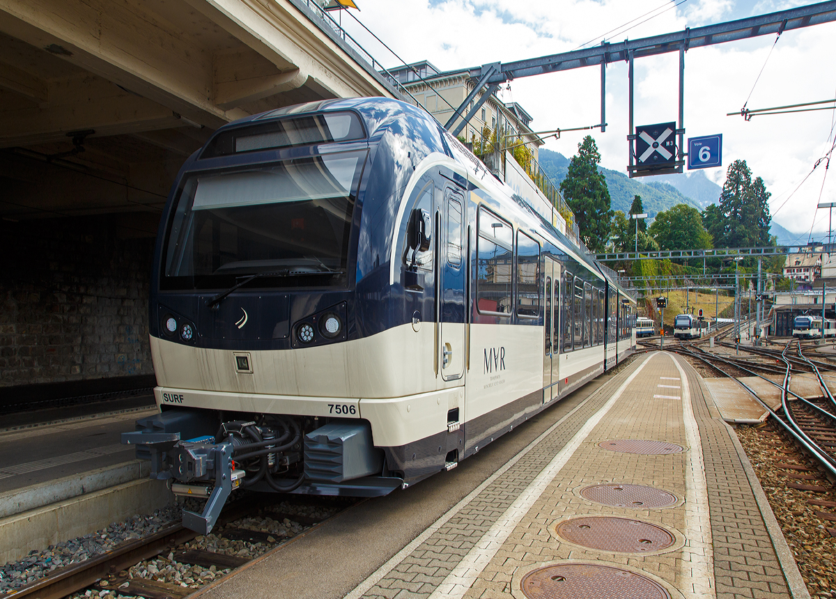 
Der MVR 7506 SURF bzw. Stadler SURF ABeh 2/6 7506 der MVR (Transports Montreux–Vevey–Riviera) am 16.09.2017 Montreux.

Unter der Leitung der GoldenPass-Gruppe hat die Transports Montreux–Vevey–Riviera  (MVR) im März  2013 bei Stadler 8 dieser neuen Triebfahrzeuge des Typs ABeh  2/6 für den gemischten Adhäsions-  und  Zahnradbetrieb bestellt. Sie basieren teilweise auf der Technik der Stadler  Gelenktriebwagen GTW 2/6. 

Die wartungsfreundliche Meterspurbahn ist für eine maximale Betriebsgeschwindigkeit von 60 km/h vorgesehen. Die hellen und bequemen Fahrgasträume sind mit moderner Sicherheitstechnik  ausgestattet und machen die Reise zu einem angenehmen Erlebnis. Der Zug bietet 106 Sitzplätze, davon 12 in der 1.Klasse. Die variablen Multifunktionsabteile in den Einstiegsbereichen können an die  saisonalen Bedürfnisse angepasst werden.  Der ergonomische und  bequeme Führerraum mit separatem  Zugang trägt den Anforderungen des Personals Rechnung.  MVR vereinheitlicht mit dieser Bestellung die  Fahrzeugflotte und optimiert somit auch die Instandhaltung.

Technische Merkmale:
Wagenkasten aus Aluminium-Strangpressprofilen für einehöhere Lebensdauer und leichtere Instandhaltung bei gleichzeitig geringerem Fahrzeuggewicht.
Luftgefederte Drehgestelle sorgen für noch mehr Komfort und eine verbesserte Laufruhe.
Leistungsstarke elektrische Rekuperationsbremse.
Modernste Elektronik für die Fahrzeugsteuerung.
Mehrfachtraktion von bis zu drei Zügen möglich.

TECHNISCHE DATEN:
Fahrzeugbezeichnung: ABeh 2/6
Anzahl Fahrzeuge: 8
Inbetriebsetzung: 2016
Spurweite: 1.000 mm
Achsanordnung: 2’Bo’2’
Länge über Puffer: 39.234 mm
Fahrzeugbreite:  2.650 mm
Fahrzeughöhe: 3.852 mm
Achsstand Motordrehgestell: 2.480 mm
Achsstand Laufdrehgestell: 1.900 mm
Treibraddurchmesser (neu): 798 mm
Laufraddurchmesser (neu): 700 mm
Speisespannung:  960 VDC
Leistung: 900 kW
Max. Zugkraft Adhäsion: 70 kN
Max. Zugkraft Zahnrad: 135 kN
Anfahrtsbeschleunigung max.1,3 m/s²
Höchstgeschwindigkeit Zahnrad, bei einem Gefälle von 200 ‰: 20 km/h talwärts / 30 km/h bergwärts
Höchstgeschwindigkeit Adhäsion (zulässige Höchstgeschwindigkeit): 60 km/h
Sitzplätze:  1. Klasse 12 / 2. Klasse  63 und 31 Klappsitze  
Stehplätze (4 Pers./m²): 65
Fußbodenhöhe: Niederflur 400 mm / Hochflur  980 mm
Einstiegbreite: 1.300 mm
Kasten-Längsdruckkraft: 800 kN

Quelle: Stadler Rail