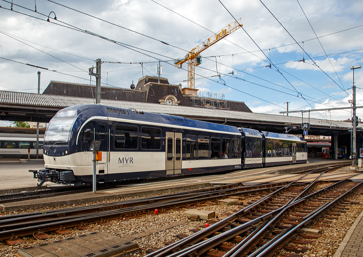 
Der MVR 7508 SURF bzw. Stadler SURF ABeh 2/6 7508 der MVR (Transports Montreux–Vevey–Riviera) am 16.09.2017 Montreux.

Unter der Leitung der GoldenPass-Gruppe hat die Transports Montreux–Vevey–Riviera  (MVR) im März  2013 bei Stadler 8 dieser neuen Triebfahrzeuge des Typs ABeh  2/6 für den gemischten Adhäsions-  und  Zahnradbetrieb bestellt. Sie basieren teilweise auf der Technik der Stadler  Gelenktriebwagen GTW 2/6. 

Die wartungsfreundliche Meterspurbahn ist für eine maximale Betriebsgeschwindigkeit von 60 km/h vorgesehen. Die hellen und bequemen Fahrgasträume sind mit moderner Sicherheitstechnik  ausgestattet und machen die Reise zu einem angenehmen Erlebnis. Der Zug bietet 106 Sitzplätze, davon 12 in der 1.Klasse. Die variablen Multifunktionsabteile in den Einstiegsbereichen können an die  saisonalen Bedürfnisse angepasst werden.  Der ergonomische und  bequeme Führerraum mit separatem  Zugang trägt den Anforderungen des Personals Rechnung.  MVR vereinheitlicht mit dieser Bestellung die  Fahrzeugflotte und optimiert somit auch die Instandhaltung.

Technische Merkmale:
Wagenkasten aus Aluminium-Strangpressprofilen für einehöhere Lebensdauer und leichtere Instandhaltung bei gleichzeitig geringerem Fahrzeuggewicht.
Luftgefederte Drehgestelle sorgen für noch mehr Komfort und eine verbesserte Laufruhe.
Leistungsstarke elektrische Rekuperationsbremse.
Modernste Elektronik für die Fahrzeugsteuerung.
Mehrfachtraktion von bis zu drei Zügen möglich.

TECHNISCHE DATEN:
Fahrzeugbezeichnung: ABeh 2/6
Anzahl Fahrzeuge: 8
Inbetriebsetzung: 2016
Spurweite: 1.000 mm
Achsanordnung: 2’Bo’2’
Länge über Puffer: 39.234 mm
Fahrzeugbreite:  2.650 mm
Fahrzeughöhe: 3.852 mm
Achsstand Motordrehgestell: 2.480 mm
Achsstand Laufdrehgestell: 1.900 mm
Treibraddurchmesser (neu): 798 mm
Laufraddurchmesser (neu): 700 mm
Speisespannung:  960 VDC
Leistung: 900 kW
Max. Zugkraft Adhäsion: 70 kN
Max. Zugkraft Zahnrad: 135 kN
Anfahrtsbeschleunigung max.1,3 m/s²
Höchstgeschwindigkeit Zahnrad, bei einem Gefälle von 200 ‰: 20 km/h talwärts / 30 km/h bergwärts
Höchstgeschwindigkeit Adhäsion (zulässige Höchstgeschwindigkeit): 60 km/h
Sitzplätze:  1. Klasse 12 / 2. Klasse  63 und 31 Klappsitze  
Stehplätze (4 Pers./m²): 65
Fußbodenhöhe: Niederflur 400 mm / Hochflur  980 mm
Einstiegbreite: 1.300 mm
Kasten-Längsdruckkraft: 800 kN

Quelle: Stadler Rail