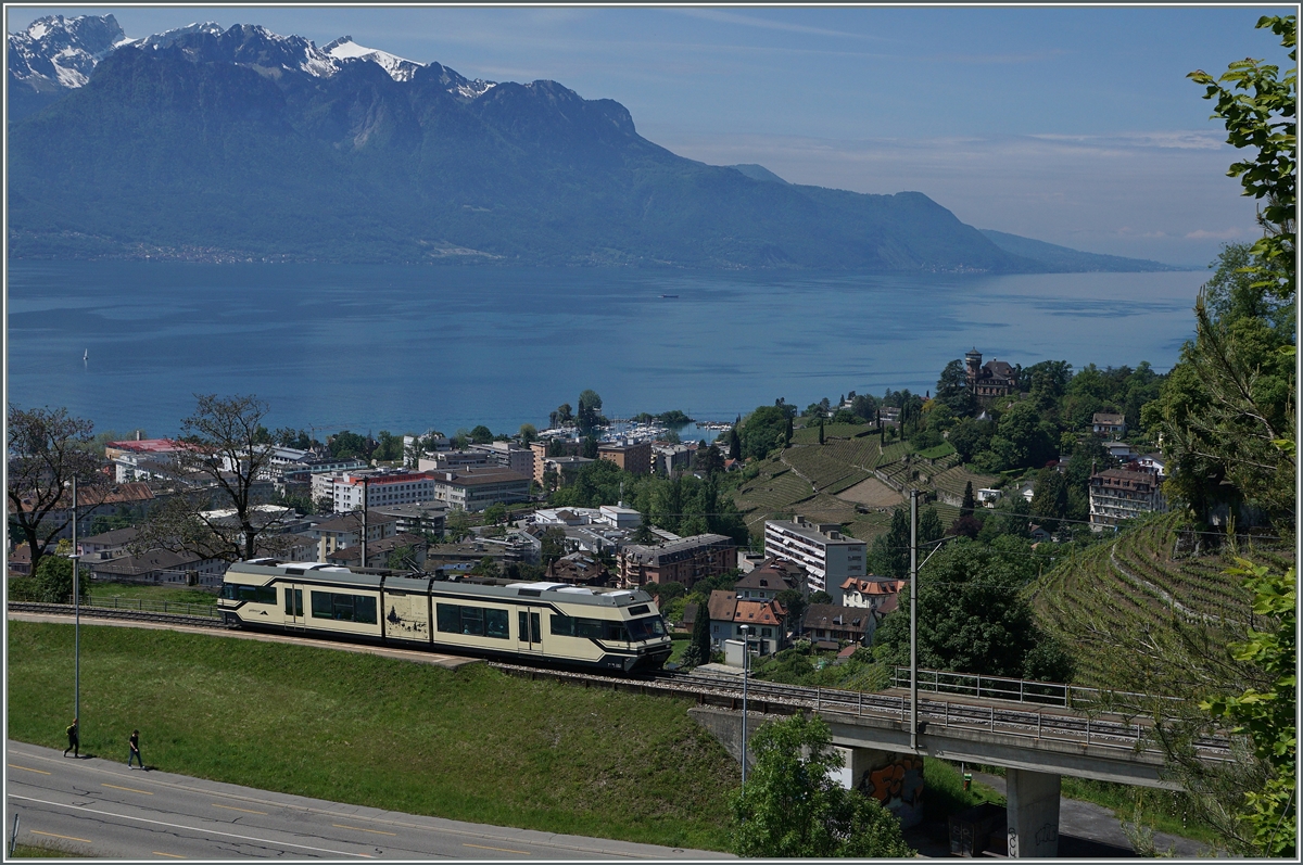 Der MVR GTW Be 2/6 hat Châtelard verlassen und fährt nun Richtung Les Avants.
25. Mai 2016