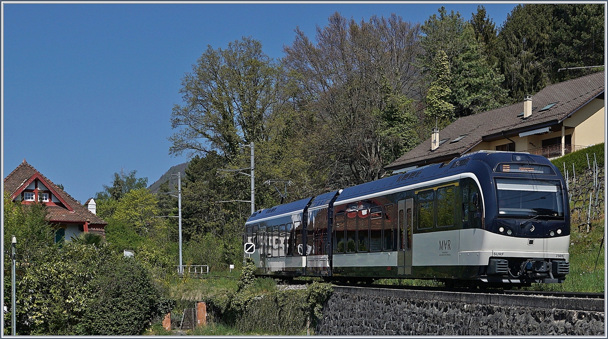 Der MVR MOB ABeh 2/6 7505 als Regionalzug nach Montreux bei Planchamp. 

14. April 2020