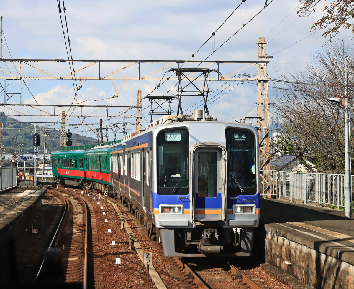 Der Nankai-Konzern, Partnerbahn der MOB: Vom Kôya-san herkommend, Einfahrt der Zweiwagenzüge 2037 und 2208 (Salonwagenzug) in Kamuro. 5.November 2022 