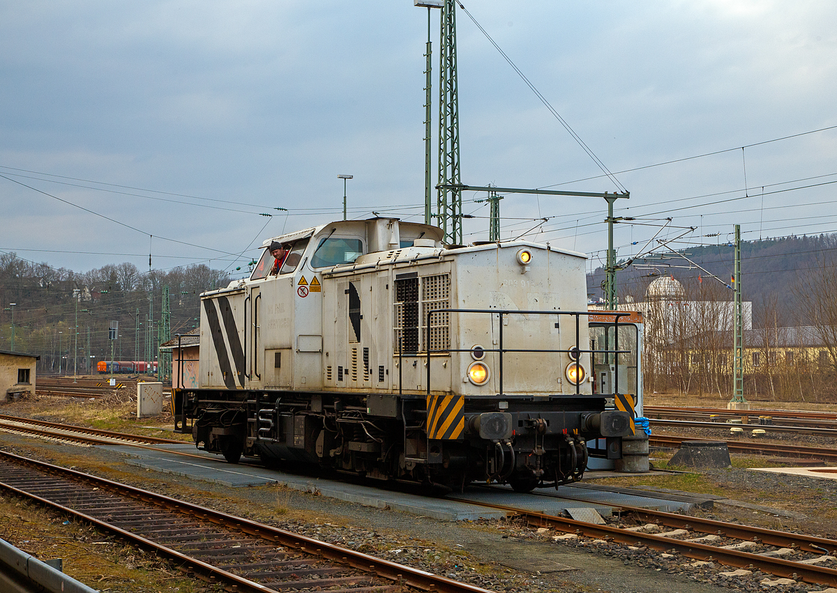 Der nette und freundliche tschechische rangiert seine „weiße Lok“ die 203 915-4 (92 80 1203 915-4 D-RTTS) der Tschechien RailTransport-Stift s.r.o. aus Šluknov  (deutsch Schluckenau) ist am 20.03.2022 in Betzdorf (Sieg) an die Dieseltankstelle. Firmenintern wird sie als 745 703-9 geführt, wobei die Einstellung in Tschechien vorgesehen ist.