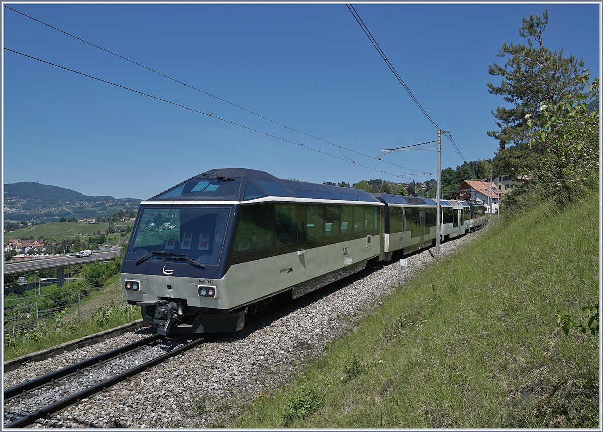 Der neu hergerichtet Ast 117 Steuerwagen der MOB in einem GoldenPass Express bei Planchamp. 

21. Mai 2020