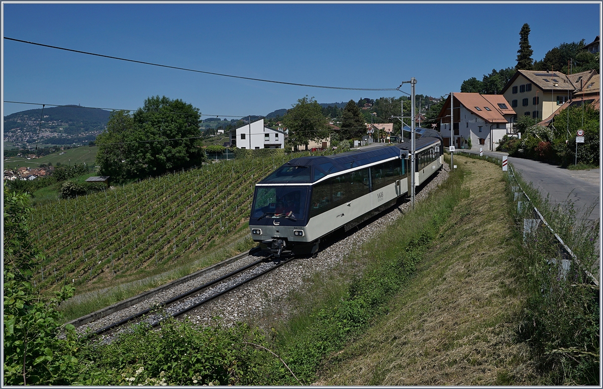 Der neu hergerichtet Ast 117 Steuerwagen der MOB in einem GoldenPass Express bei Planchamp. 

21. Mai 2020
