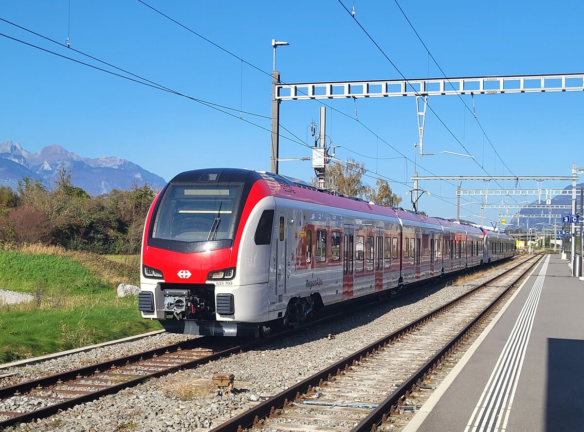 Der neue Region Alps RABe 533 703 steht mit einem SBB RABe 531 in Bex,um in der Folge Testfahrten zu unternehmen 
30. Okt. 2024