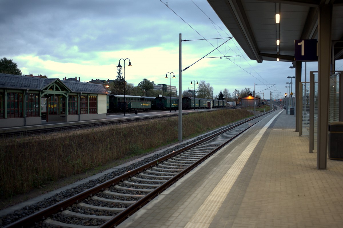 der neue S-Bahnsteig in Radebeul Ost mit Blick auf die Gleisanlagen der L��nitzgrundbahn. 06.11.2013 07:08 Uhr 