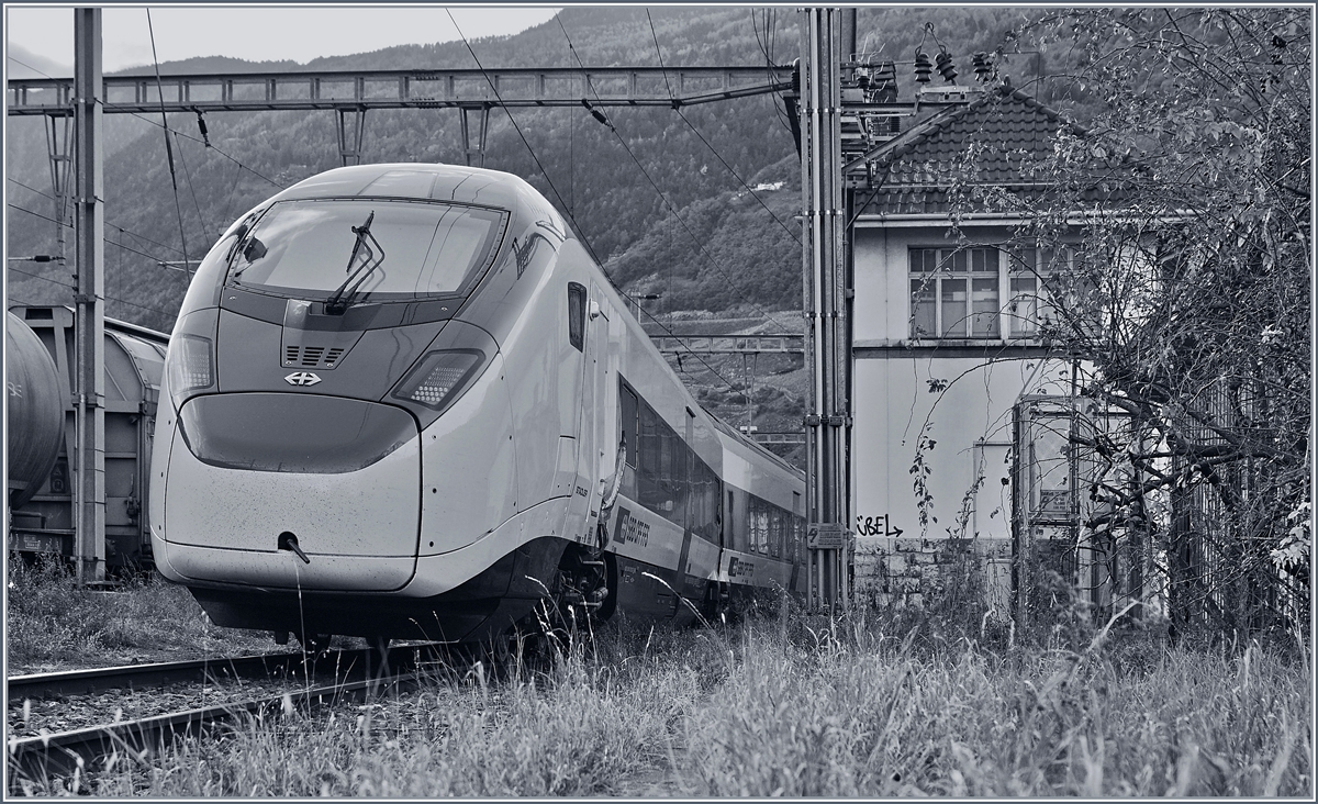 Der neue SBB RABe 503 Giruno bei Probefahrten (bzw. abgestellt nach Feierabend) in Martigny. 
30. Okt. 2017