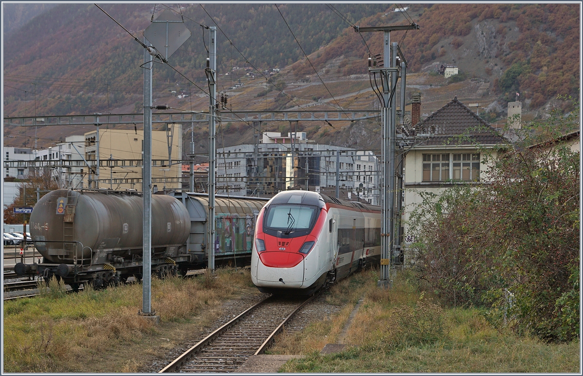 Der neue SBB RABe 503 Giruno bei Probefahrten (bzw. abgestellt nach Feierabend) in Martigny. 
30. Okt. 2017
