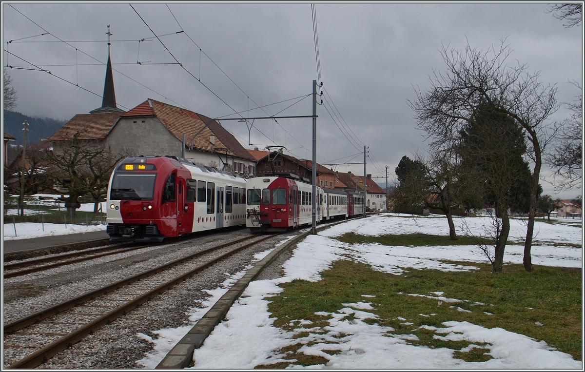 Der neuen TPF ABe 2/4 + B + Be 2/4 101 kreuzt in Semsales den Gegenzug.
29. Jan. 2016