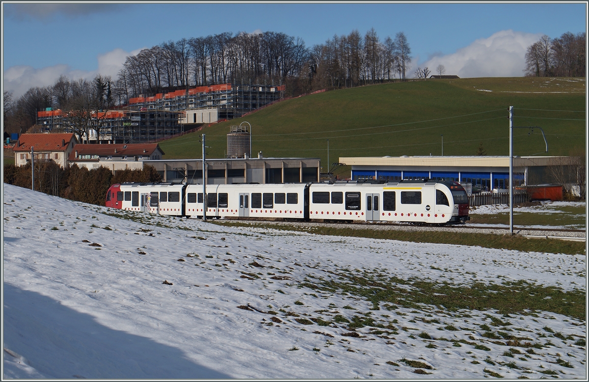 Der neuen TPF ABe 2/4 + B + Be 2/4 102 kurz vor Châtel St-Denis.
29. Jan. 2016