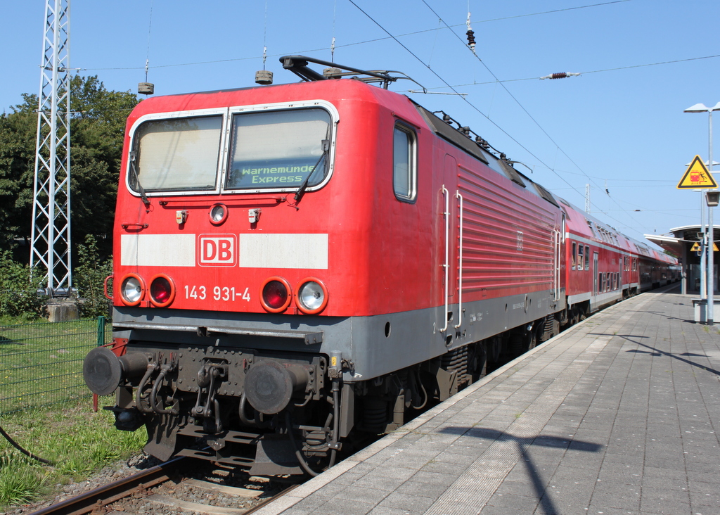 der noch bis 01.11.2015 verkehrende Warnemnde-Express stand am 22.08.2015 mit 143 931-4 im Bahnhof Warnemnde abgestellt.