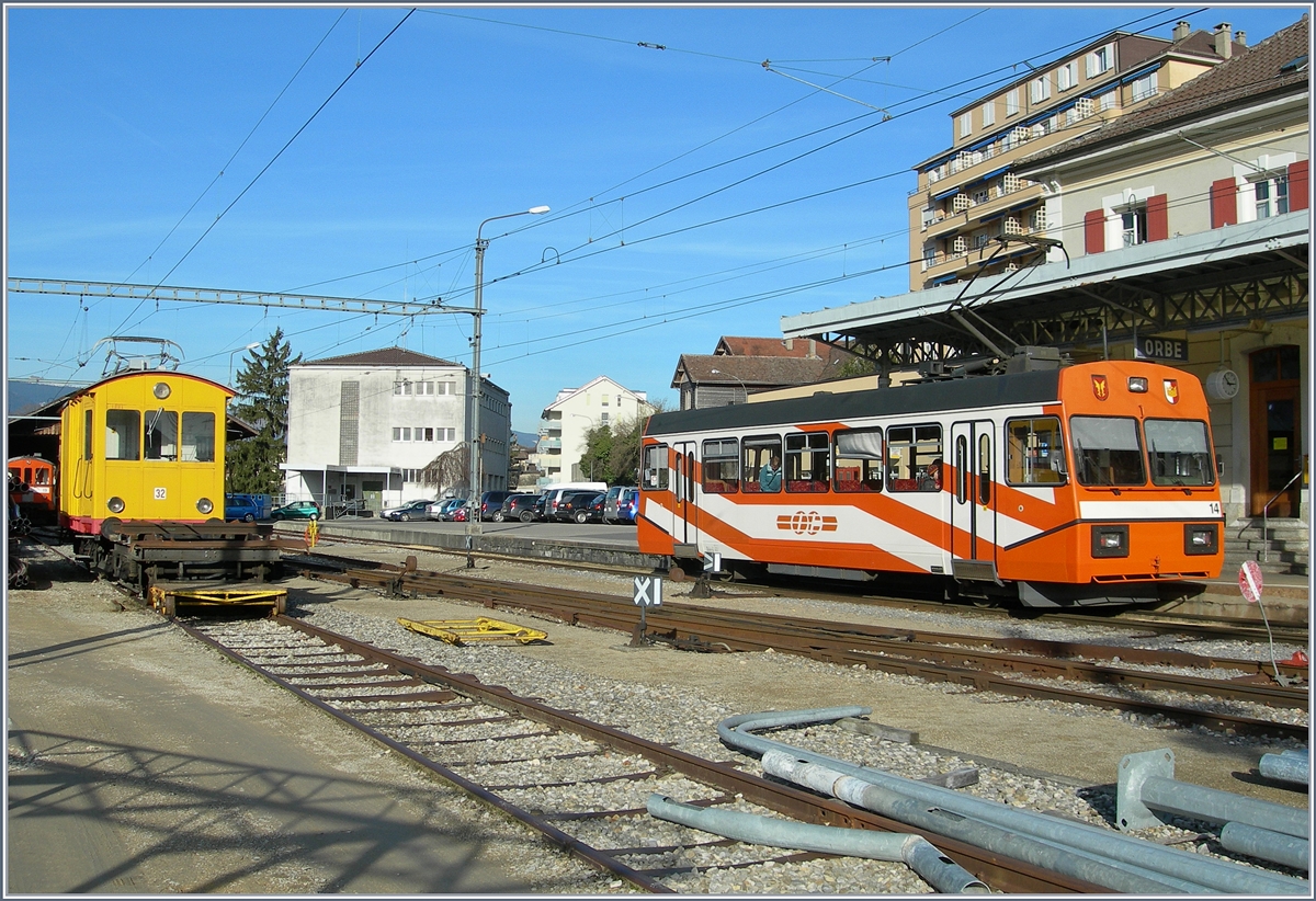 Der O-C Fe 2/2 N° 32 und der OC Be 2/2 N° 14 in Orbe.
28. Jan. 2008
