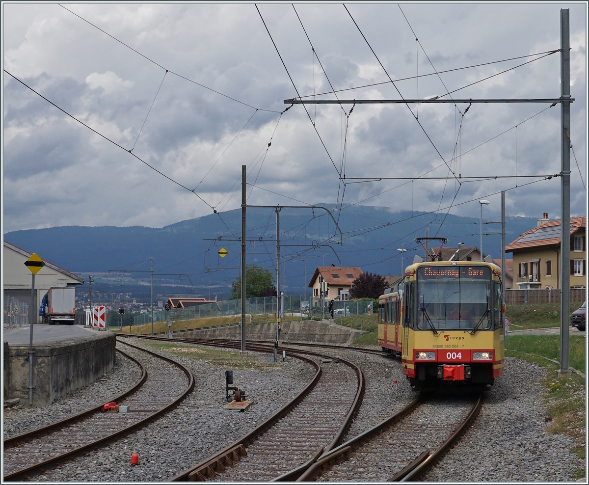 Der OC / TRAVYS Be 4/8 004 (94 80 0450 004-7) erreicht als Regionalzug 26945 sein Ziel Chavornay.
Recht gut zu sehen sind die doch etwas kleinen Hörner des Pantographen, welcher prompt ein par Tage nach dieser Aufnahme in der Fahrleitung hängen blieb. 

4. Juli 2022