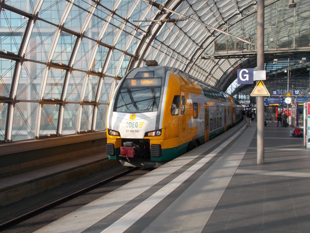 Der ODEG KISS ET445 109,beim Zwischenstopp,am 05.Oktober 2014,in Berlin Lehrter Hbf.