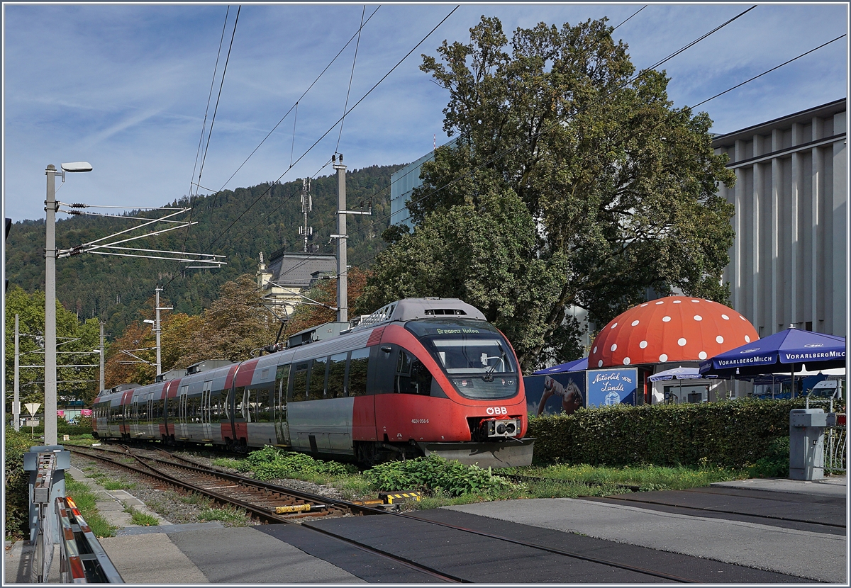 Der ÖBB ET 4024 056-6 in Bregenz Hafen mit dem  Pilzkiosk  im Hintergrund.
22. Sept. 2018