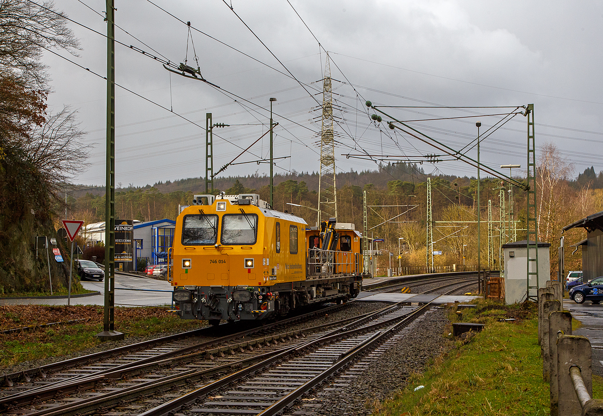 Der Orkan „Ylenia“ tobte in der Nacht vom 16. auf 17.02.2022 im Land, der Bahnverkehr ist beeinträchtigt, so war auf die Siegstrecke KBS 460 bei Niederhövels ein Baum auf die Gleise gestürzt. 

Das Gleisarbeitsfahrzeug „Hummel“ 746 014 (99 80 9110 014-4 D-DB), ein neues Plasser & Theurer GAF (der MISS-Plattform) der DB Netz AG (Netz Instandhaltung) ist am 17.02.2022 wieder auf der Rückfahrt von der Störungsstelle bei Niederhövels nach Siegen, hier fährt er durch Scheuerfeld. Das GAF war wohl für die Beseitigung des Baumes zuständig.  

Das Gleisarbeitsfahrzeug (GAF) wurde 2019 von Plasser & Theurer in Linz (Österreich) unter der Fabriknummer 6702 gebaut.
