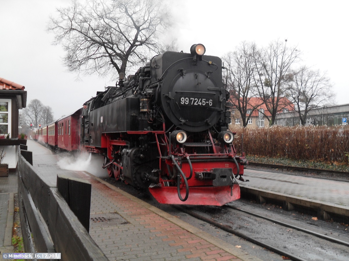 Der Personenzug nach Nordhausen fhrt am Nachmittag des 16.12.2011 in Wernigerode Westerntor ein. Hier ist 99 7245-6 noch ohne Zierrahmen am Nummernschild zu sehen.