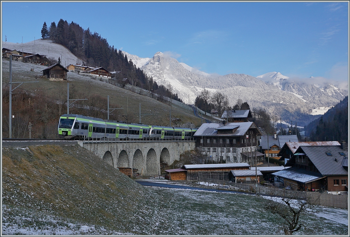Der R 6815 bestehend aus dem BLS NINA RABe 525 006 und dem BLS Lötschberger RABe 535 117 auf dem Weg in Richtung Zweisimmen. 

3. Dezember 2020
