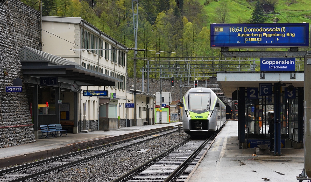 der RABe 528 117 legt auf seiner Fahrt nach Domodossola am 07.05.2024 einen Zwischenhalt in Goppenstein ein