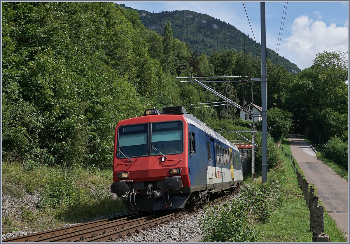 Der RBDe 562 004-2 als RE 18124 von Neuchâtel nach Frasne bei der Einfahrt in Champs-du-Moulin, eine Station, die der RE ohne Halt durchfährt. 13. August 2019