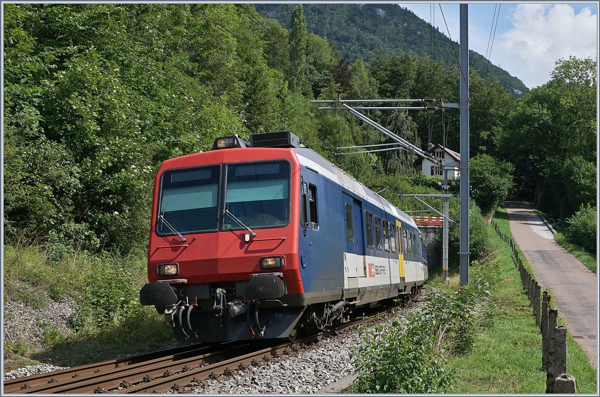 Der RBDe 562 004-2 als RE 18124 von Neuchâtel nach Frasne bestehend aus folgenden Fahrzeugen: RBDe 562 004-2, AB 50 85 30-603-1, B 50 85 20-35 600-9, B 50 85 20-35 602-5 und dem Bt 50 85 29-35 952-5, bei der Einfahrt in Champs-du-Moulin, eine Station, die der RE ohne Halt durchfährt. 

13. August 2019.