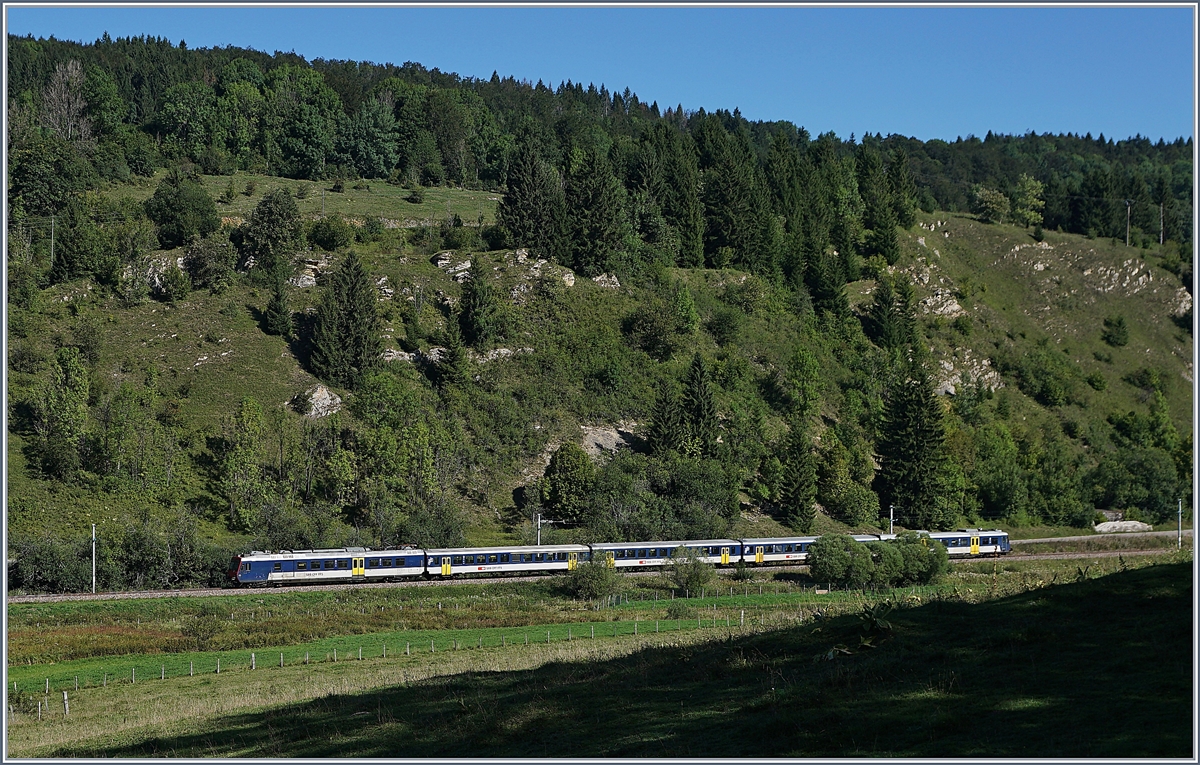 Der RE 18121 von Frasne nach Neuchâtel kurz nach Le Frambourg auf der Fahrt in Richtung Les Verrières. 

4. Sep. 2019