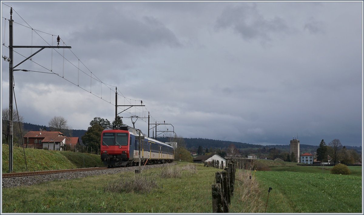 Der RE 18121 von Frasne nach Neuchâtel erreicht in Kürze Les Verrières. 

05. Nov. 2019