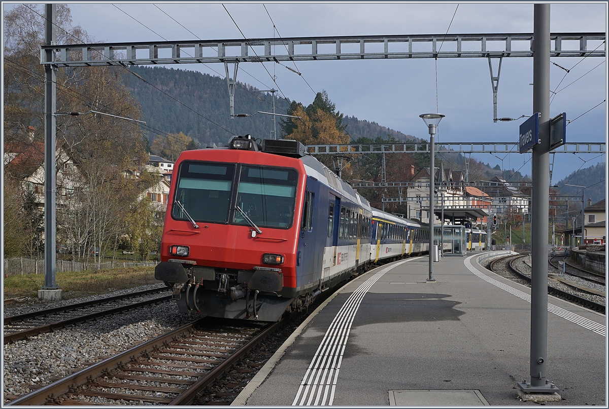 Der RE 18121 von Frasne nach Neuchâtel beim kurzen Halt in Travers.

23. Nov. 2019

