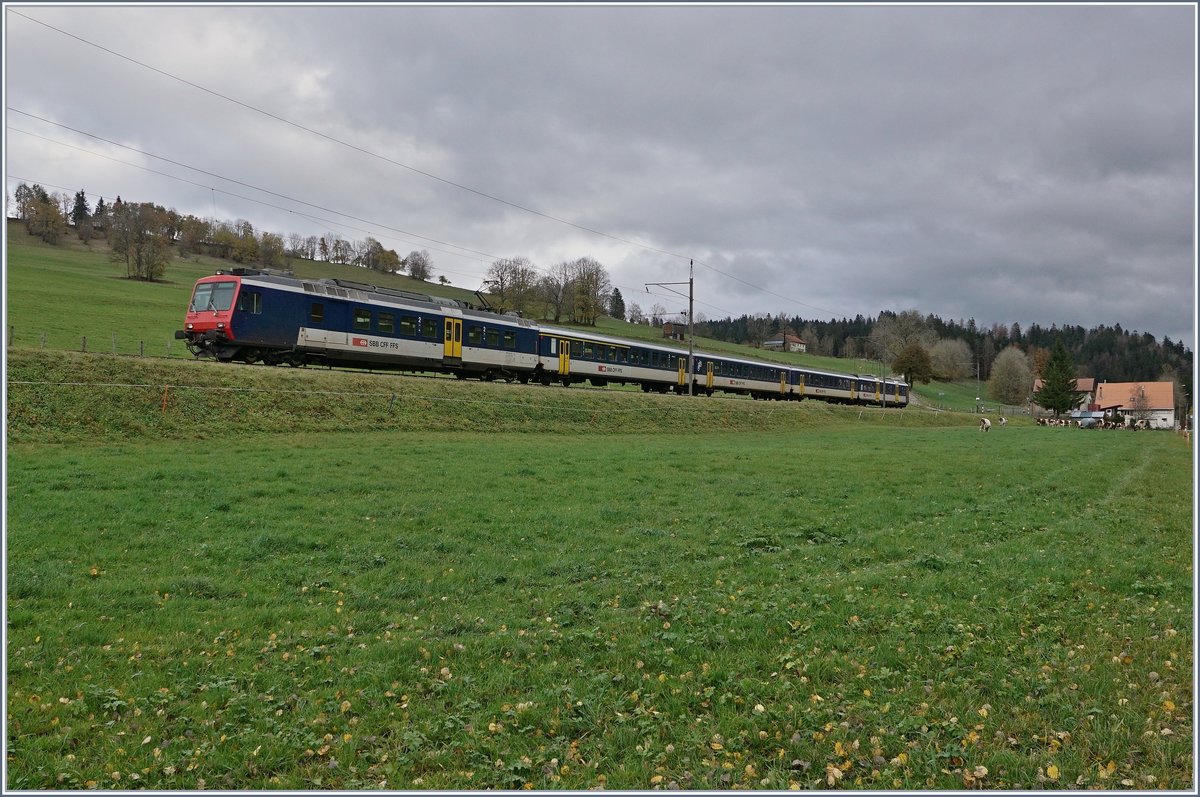 Der RE 18124 kurz vor Bayard auf seiner Fahrt in Richtung Frasne. 

5. Nov. 2019