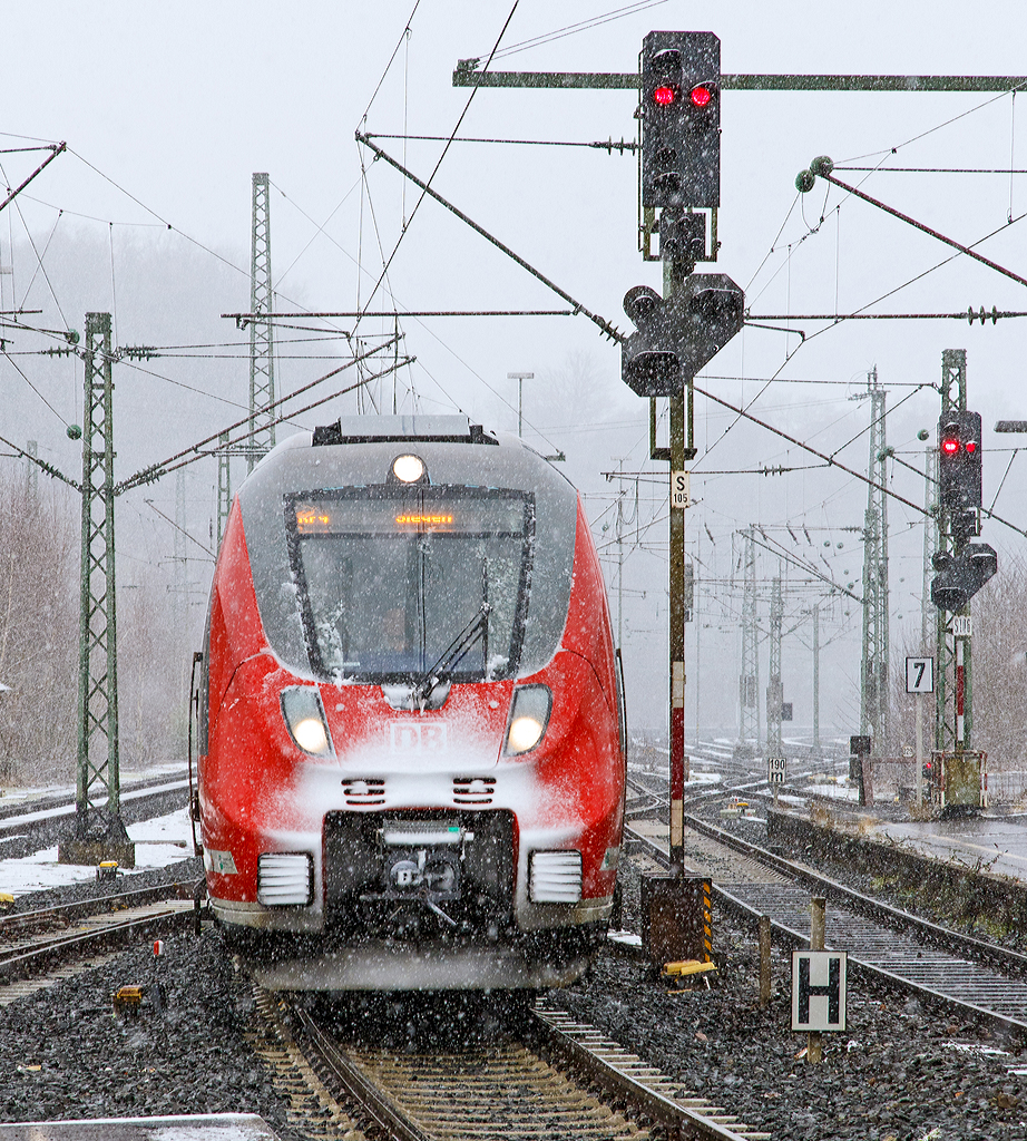 
Der RE 9  Rhein-Sieg-Express  (Aachen-Köln-Siegen), bestehend aus zwei gekoppelte vierteilige Bombardier Talent 2 der DB Regio NRW, fährt am 24.01.2015 in den Bahnhof Betzdorf/Sieg ein.