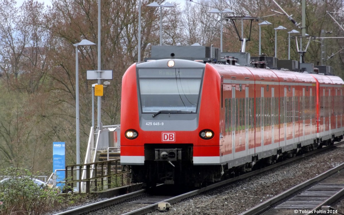 Der RE W�rzburg-Bamberg, bestehend aus der Baureihe 425 und 426 durchf�hrt den Haltepunkt Schweinfurt Mitte.
Aufgenommen im M�rz 2014.