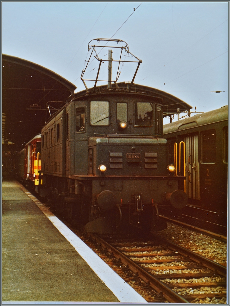 Der Regionalzug 6032 nach Lenzburg wartet bei der Abfahrt in Luzern mit einer interessanten Bespannung bzw. Komposition auf: Ae 3/6 I 10684, De 4/4, B (bis Hochdorf), dann der  Stamm  mit De 4/4, AB, B und Bt. Dabei ist vielleicht noch auf die Tatsache hinzuweisen, dass bereits im fünf Kilometer entfernten Emmenbrücke eine Spitzkehre zur Fahrt ins Seetal nötig war.
4. Juli 1984