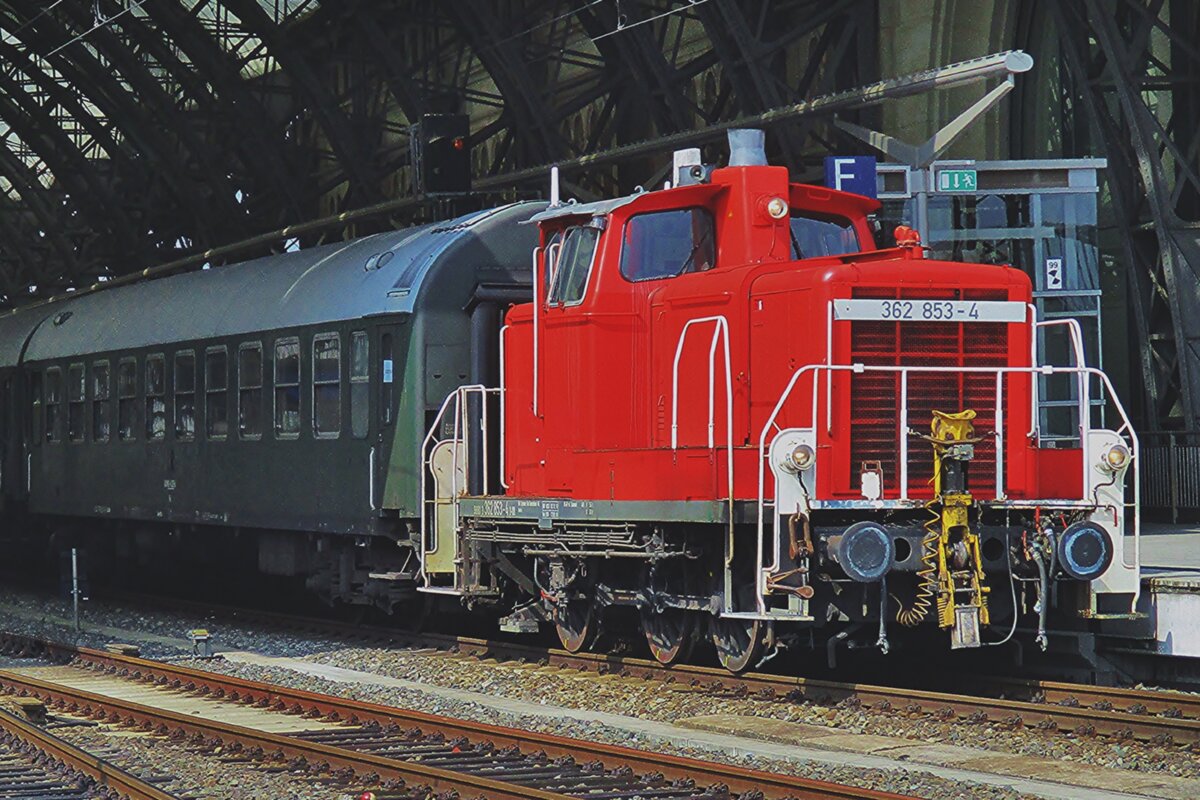 Der Reisewagen steht  leider ins dunkeln und ist de3swegen nicht ganz scharf, aber 362 853 macht ein besonderer Sicht mit das verschieben einer Dampzuggarnitur in Dresden Hbf am 8 April 2018 wáhrend das Dresdner Dampfloktreffen. 