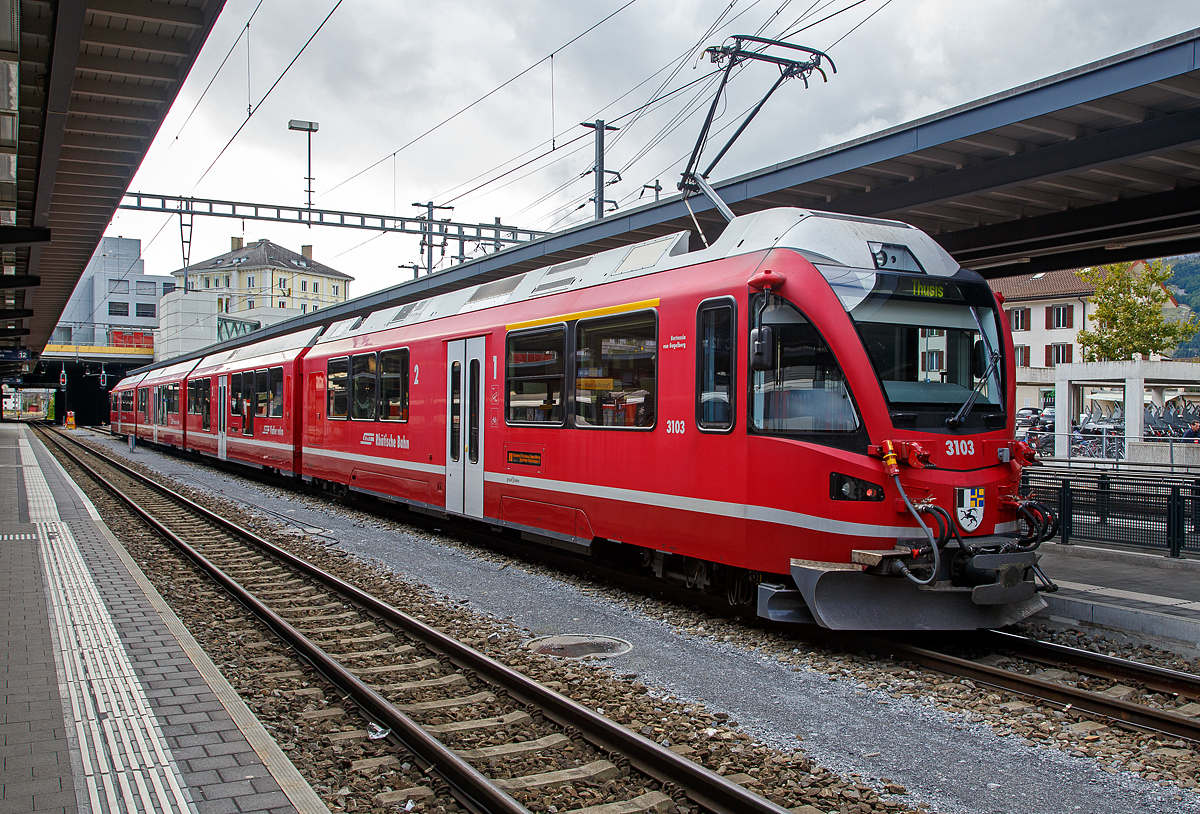 Der RhB ABe 4/16 – 3103 „Hortensia von Gugelberg“ ein vierteiliger ALLEGRA -Stammnetztriebzüge (STZ) am 12.09.2017 als Regional-Zug nach Thusis im Bahnhof Chur. Der Zug besteht im Einzelnen aus dem Steuerwagen ABt 31803, zwei kurz gekuppelte Niederflur-Zwischenwagen B 31203 und Bi 31603, sowie dem Triebwagen ABe 4/4 31003.

Optisch sind sie kaum von den ALLEGRA-Zweispannungstriebzug (RhB ABe 8/12) zu unterscheiden. Aufgrund ihres klassischen Einsatzgebiets in der Agglomeration Chur sind sie jedoch mit entscheidenden technischen Unterschieden versehen. Im Gegensatz zu den dreiteiligen Zweispannungstriebzügen  RhB ABe 8/12, bestehen  diese Kompositionen aus vier Einheiten. 

Der RhB ABe 4/16 ist ein vierteiliger elektrischer Triebzug, von denen die Rhätische Bahn (RhB) bei Stadler Rail insgesamt fünf Stück bestellt hat. Diese werden seit 2013 im Fahrgastverkehr eingesetzt. Die Triebzüge, von der RhB als „ALLEGRA-Stammnetztriebzüge (STZ)“ bezeichnet, sind von der Baureihe RhB ABe 8/12 („ALLEGRA-Zweispannungstriebzüge (ZTZ)“) abgeleitet, welche ebenfalls von Stadler Rail entwickelt und gebaut wurden. Im Gegensatz zu den ABe 8/12, welche als Triebfahrzeuge vor ganzen Zugkompositionen (d.h. ihnen werden noch Wagen darunter auch Güterwagen angehangen) eingesetzt werden, wurden die ABe 4/16 für den Agglomerationsverkehr rund um Chur beschafft, um die in die Jahre gekommenen Be 4/4 zu ersetzen.

Jeder der vier Wagen einer Einheit läuft auf zwei zweiachsigen Drehgestellen. Weil bei Meterspurfahrzeugen keine niederflurigen Wagenübergänge möglich sind, musste auf Jakobs-Drehgestelle wie beim Stadler Flirt verzichtet werden, Das Grundkonzept der Laufdrehgestelle wurde von den Bernina-Panoramawagen übernommen.

Das im Pflichtenheft geforderte Traktionsprogramm hätte bei zwei Triebachsen eine Achslast von 14 t Achslast erfordert und zu einem großen Verschleiß an Rad und Schiene geführt. Der realisierte Triebzug mit vier Triebachsen hat eine Achslast von nur 11 t, aber eine wesentlich bessere Beschleunigung als das ursprünglich vorgesehen Fahrzeug. Das vordere Drehgestell des Steuerwagens weist einen etwas größeren Radstand auf, um die Entgleisungssicherheit bei der Fahrt mit dem Steuerwagen an der Spitze zu verbessern.

Da die Wagen im Gegensatz zu den Zweisystem-Allegra nur auf dem Stammnetz verkehren, konnte jeder der vier Wagen um ein Fensterabteil länger gebaut werden. Jede Einheit verfügt über 24 Sitzplätze in der ersten und 156 Sitzplätze in der zweiten Wagenklasse sowie 22 Klappsitze. Die Wagen sind untereinander kurzgekuppelt, sie können nur in der Werkstatt getrennt werden. Die beiden Zwischenwagen sind mit einem Niederflureinstieg mit Schiebetritt versehen und verfügen über einen Niederflurbereich. In einem der Zwischenwagen befindet sich ein behindertengerechtes WC.

Die Allegra-Züge sind zu den Capricorn-Zügen ABe 4/16 weiterentwickelt worden. Von diesem Typ hat die RhB 56 Vierteiler für ihr neues Flügelzugkonzept bestellt.

TECHNISCHE DATEN der RhB ABe 4/16:
Hersteller:  Stadler Rail
Baujahr: 2011
Nummerierung:  3101–3105
Anzahl Fahrzeuge: 5
Einsatzgebiet: RhB-Stammnetz, S-Bahn Chur Thusis – Chur – Landquart – Schiers
Achsanordnung: Bo’Bo’+ 2’2’+ 2’2’+ 2’2’
Spurweite: 1.000 mm
Länge über Kupplung: 74.750 mm
Fahrzeugbreite:  2.650 mm
Fahrzeughöhe:  3.800 mm
Achsabstand im Motordrehgestell:  2.000 mm
Achsabstände in den Laufdrehgestellen: 1.800 mm / 2.000 mm
Triebraddurchmesser, neu: 810 mm
Laufraddurchmesser, neu: 685 mm / 810 mm
Dienstgewicht: 113 t
Max. Leistung am Rad: 1.400 kW
Anfahrzugskraft (bis 36 km/h): 140 kN
Höchstgeschwindigkeit: 100 km/h (techn. 120 km/h)
Speisespannung: 11 kV AC, 16.7Hz
Sitzplätze:  1. Klasse 24 / 2. Klasse 156 (und 22 Klappsitze)
Fußbodenhöhe: 480 mm (Niederflur am Einstieg) / 1.050 (Hochflur)
Einstiegbreite: 1.200 mm