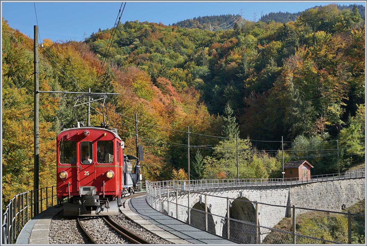 Der RhB ABe 4/4 35 folgt mit einem  Löschwagen  bei der anhaltend trockene Witterung dem vor wenigen Augenblicken vorbeigefahrenen Dampfzug Richtung Blonay.
15. Okt. 2018