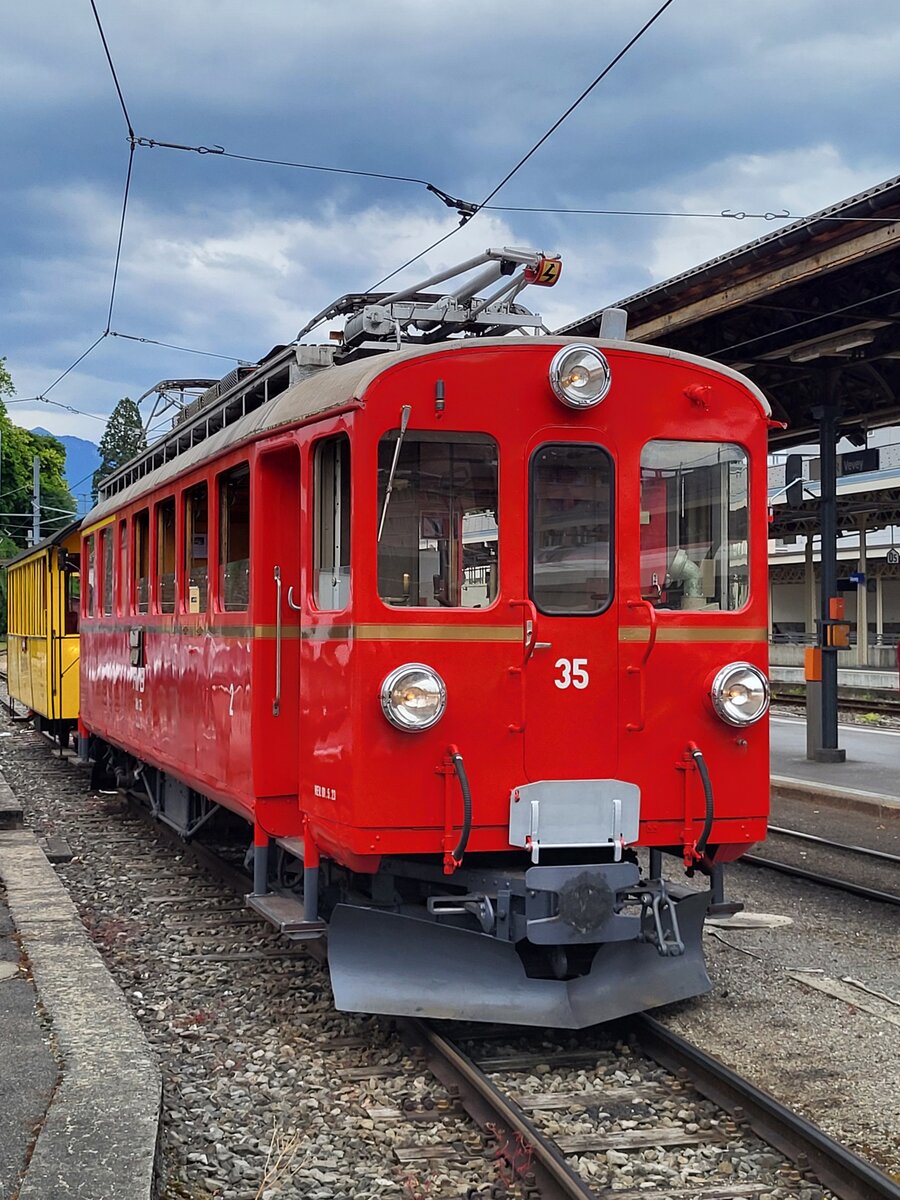 Der RhB ABe 4/4 35 zeigt sich ziemlich bildfüllend in Vevey.
25. Mai 2025
