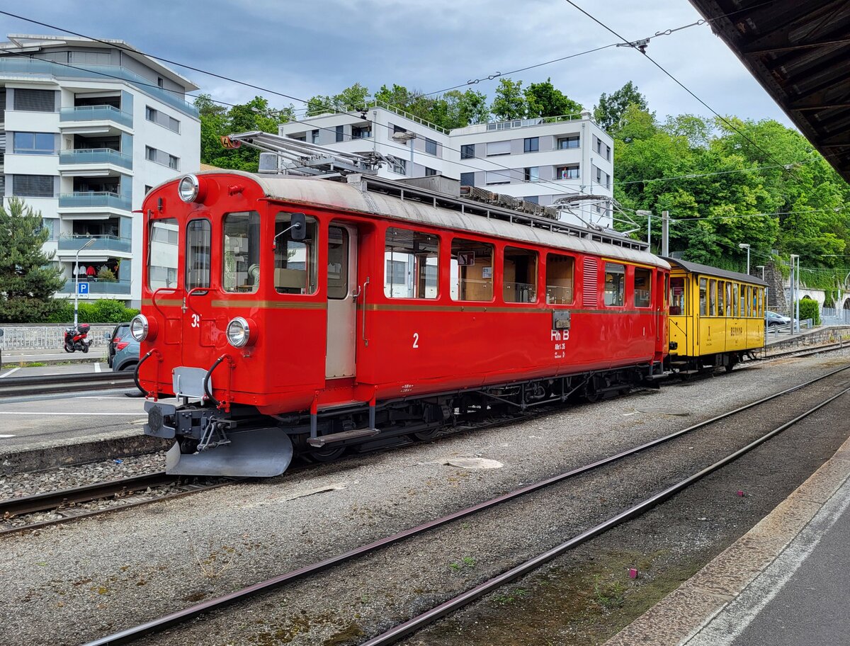 Der RhB ABe 4/4 35 der Blonay Chamby Bahn wartet mit dem RhB  Salonwagen in Vevey als Riviera Belle Epoque auf die Abfahrt nach Chaulin 

25 Mai 2025
