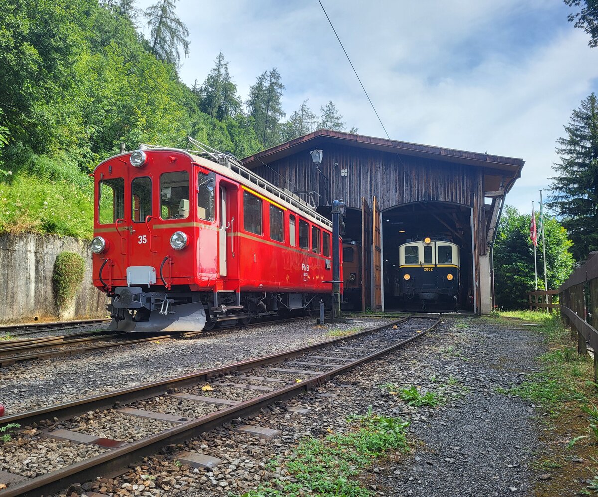 Der RhB ABe 4/4 35 und im Hintergrund der MOB FZe 6/6 2002 warten in  Chaulin auf ihren nächsten Einsatz. 

19. Juli 2025