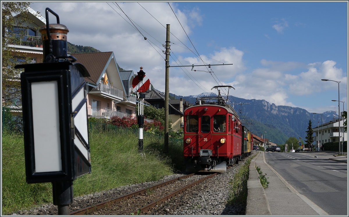 Der RhB ABe 4/4 I N° 35 erreicht mit dem  Riviera Belle Epoque Zug Blonay.
15. Mai 2016